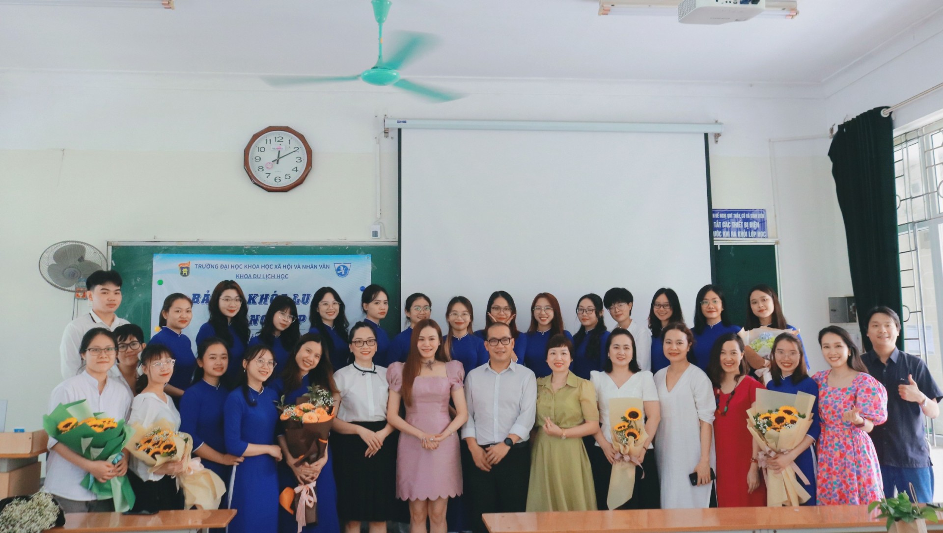 LỄ BẢO VỆ KHÓA LUẬN TỐT NGHIỆP ĐẶC BIỆT CỦA SINH VIÊN KHÓA QH-2018-X