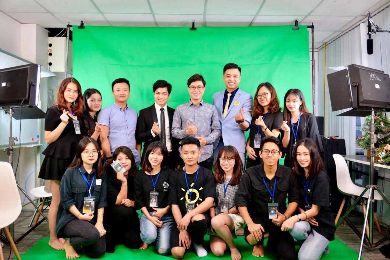 Tầm nhìn, tư duy của người trẻ thời nay được khai mở, năng động hơn, tích cực quan tâm đến các vấn đề xã hội, chia sẻ và lan tỏa yêu thương. (Ảnh: NVCC)