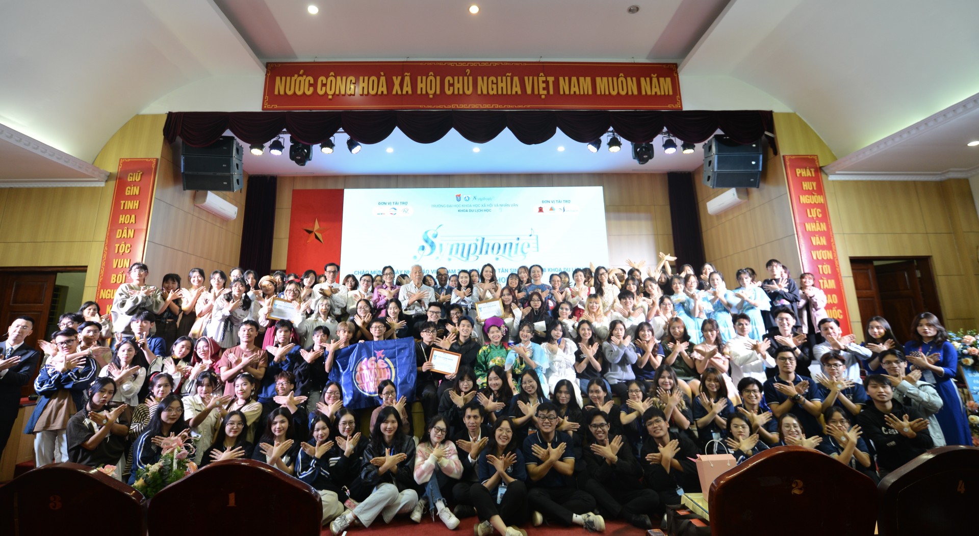 RECAP CHƯƠNG TRÌNH TRI ÂN THẦY CÔ GIÁO 20/11 VÀ CHÀO TÂN SINH VIÊN KHOA DU LỊCH HỌC - FTS SHOW “SYMPHONIE”
