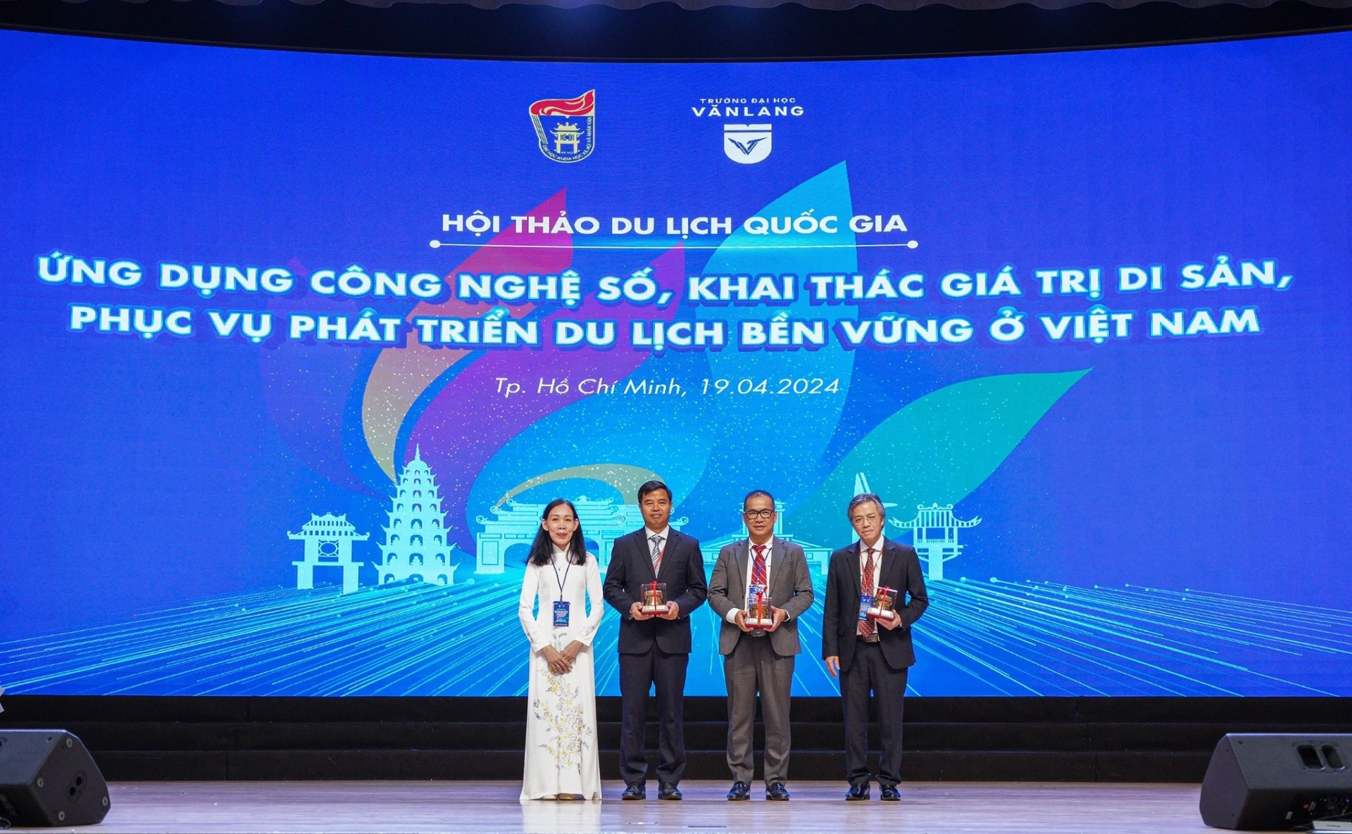 Ứng dụng công nghệ thông minh trong phát triển du lịch bền vững