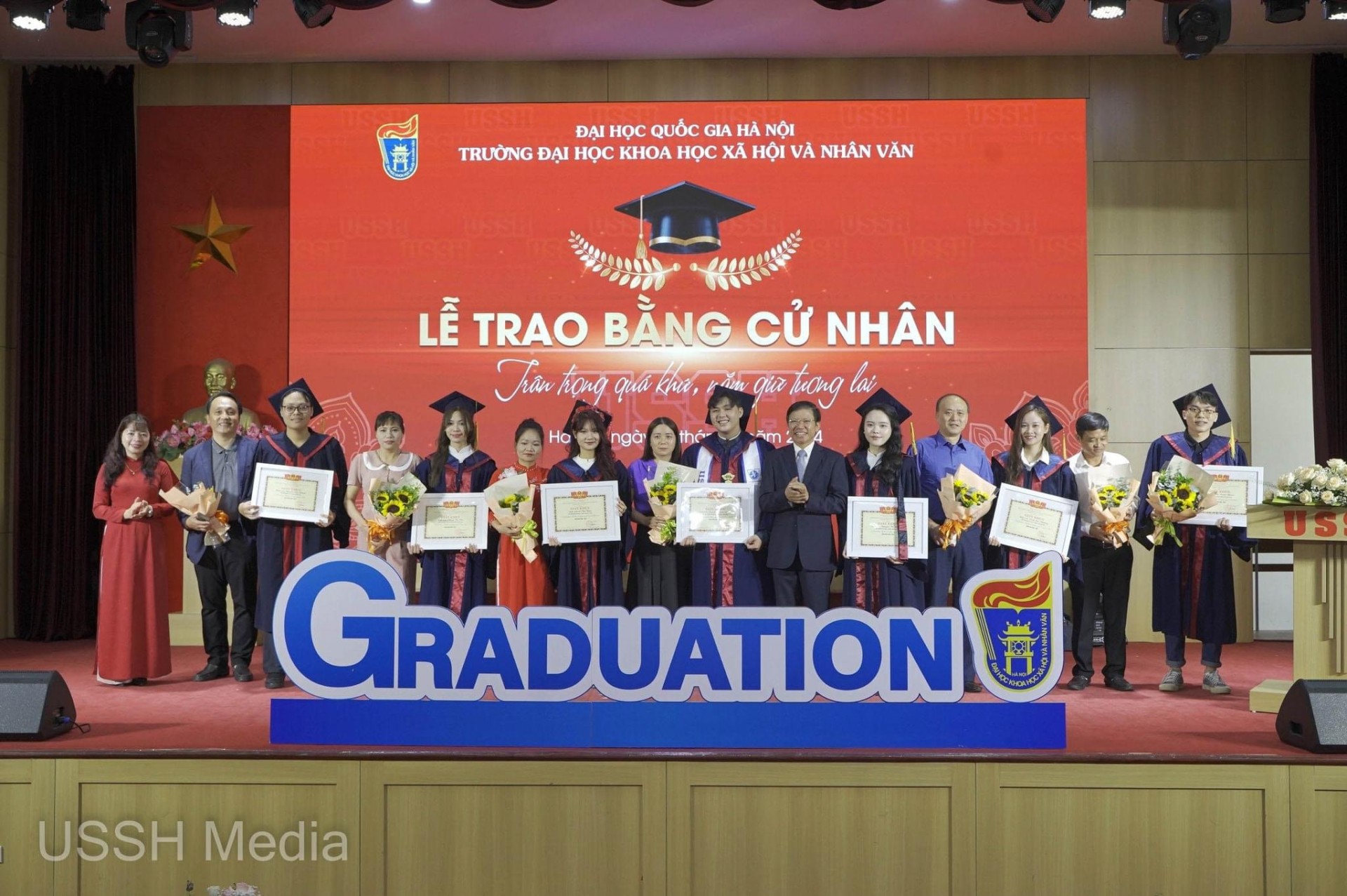 MÙA TỐT NGHIỆP ĐÃ ĐIỂM, CHÚC 163 TÂN CỬ NHÂN KHOA DU LỊCH HỌC LUÔN RỰC RỠ NHƯ ÁNH MẶT TRỜI