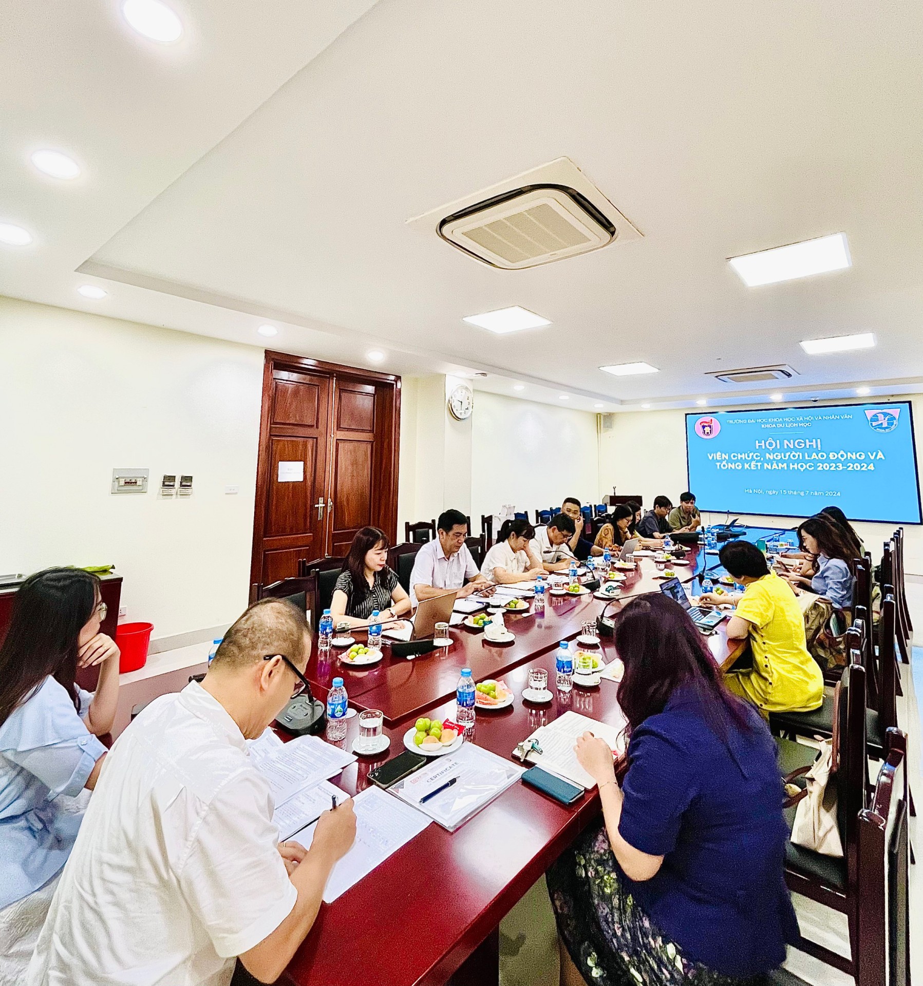 KHOA DU LỊCH HỌC, USSH: TÓM TẮT HỘI NGHỊ VIÊN CHỨC, NGƯỜI LAO ĐỘNG VÀ TỔNG KẾT NĂM HỌC 2023 - 2024