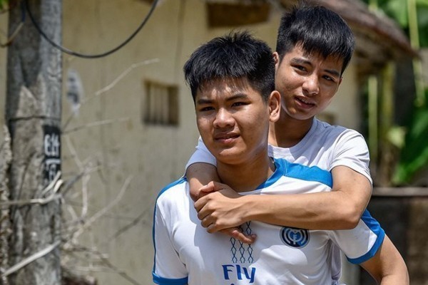Mỗi ngày một tin tốt, mỗi tuần một câu chuyện đẹp: Nam sinh 10 năm cõng bạn với niềm vui về sự tử tế được lan tỏa