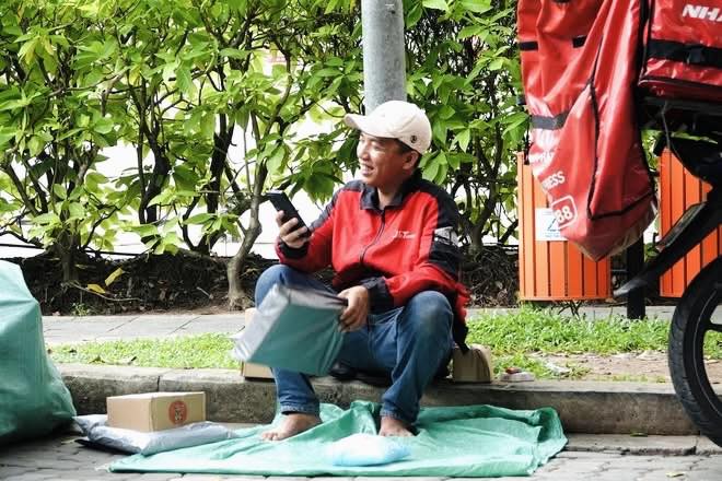 CHUYÊN MỤC: MỖI NGÀY MỘT TIN TỐT, MỖI TUẦN MỘT CÂU CHUYỆN ĐẸP: Nam shipper leo ban công giải cứu bé trai ở TP.HCM nhận được “mưa lời khen” từ cộng đồng mạng