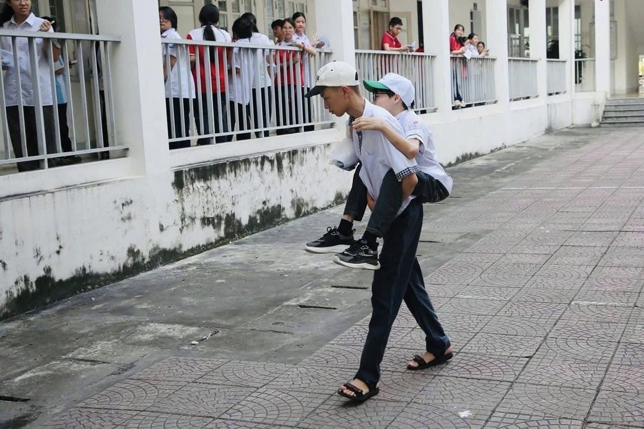 CHUYÊN MỤC: MỖI NGÀY MỘT TIN TỐT, MỖI TUẦN MỘT CÂU CHUYỆN ĐẸP: Xúc động: Nam sinh cõng bạn đến phòng thi vào lớp 10 tại Quảng Ninh