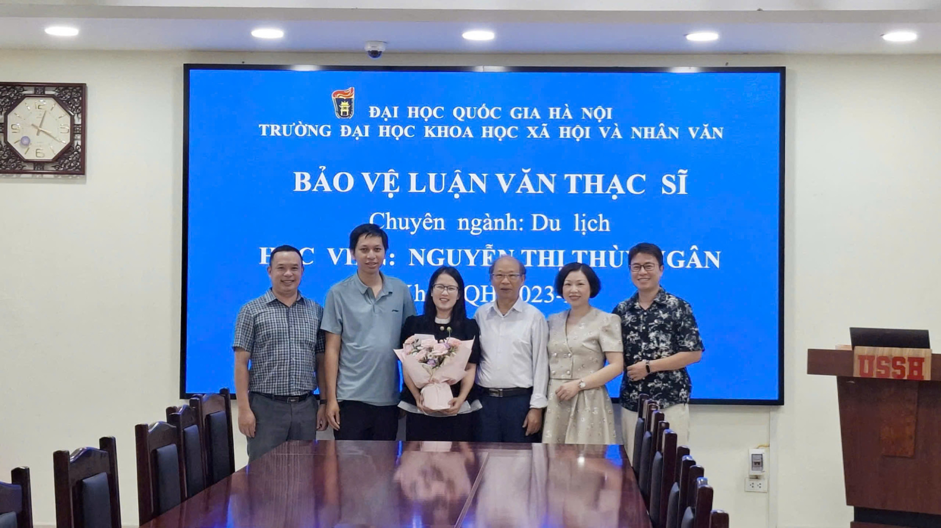 Học viên Nguyễn Thị Thùy Ngân và hội đồng chấm luận văn