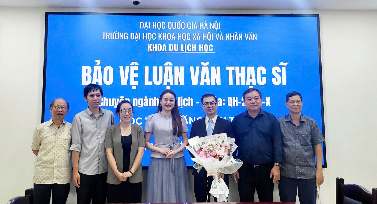 Học viên Đặng Văn Thu và hội đồng chấm luận văn